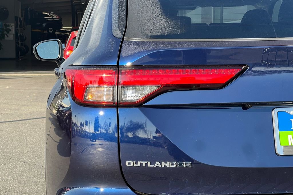 New 2025 Mitsubishi Outlander SE image 28