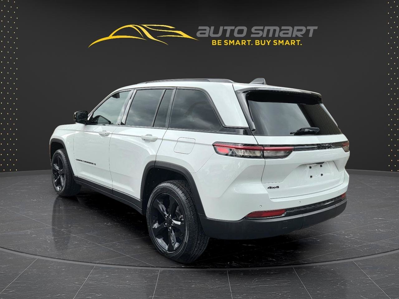 Used 2023 Jeep Grand Cherokee Altitude AWD/4WD image 3