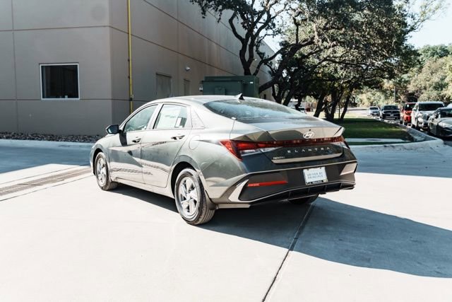 New 2026 Hyundai Elantra SE image 4