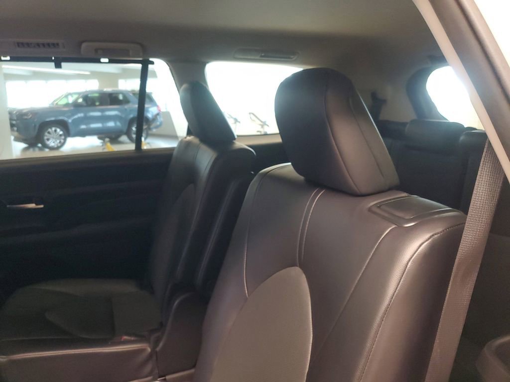 Certified 2024 Toyota Grand Highlander XLE image 11
