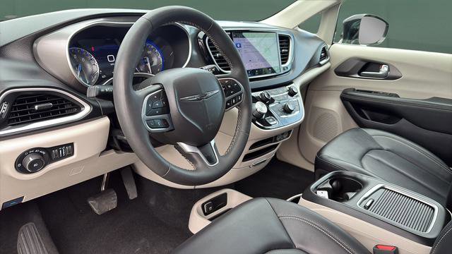 Used 2024 Chrysler Pacifica Touring-L image 19