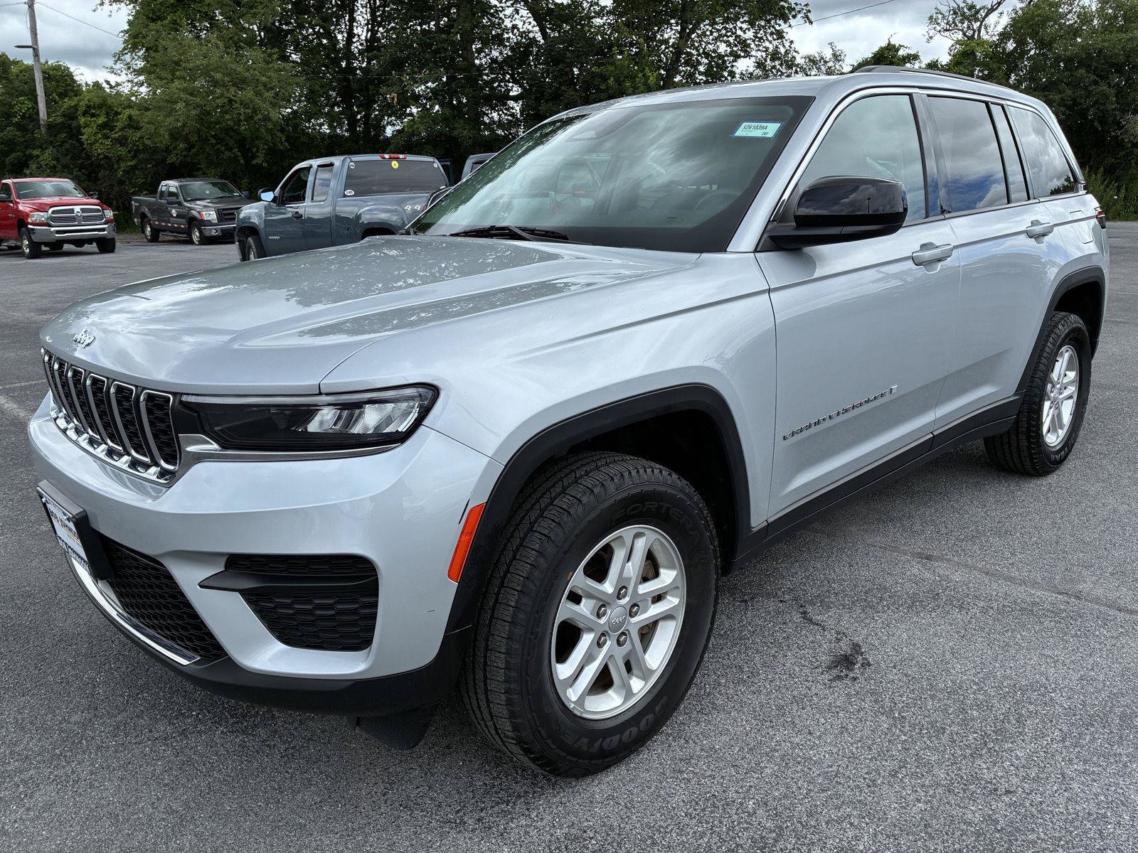 Used 2023 Jeep Grand Cherokee Laredo AWD/4WD image 3