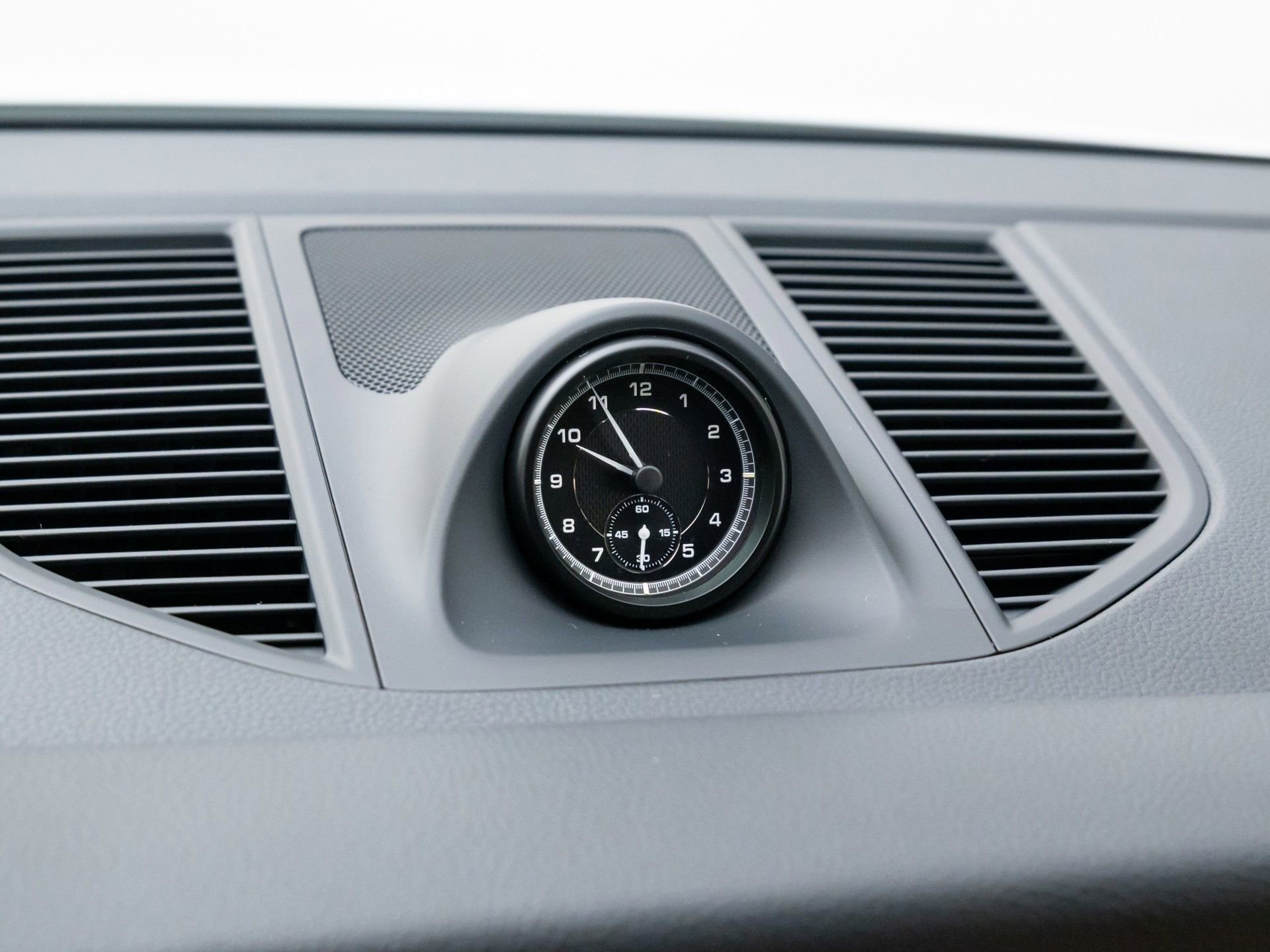 Certified 2025 Porsche Macan image 27