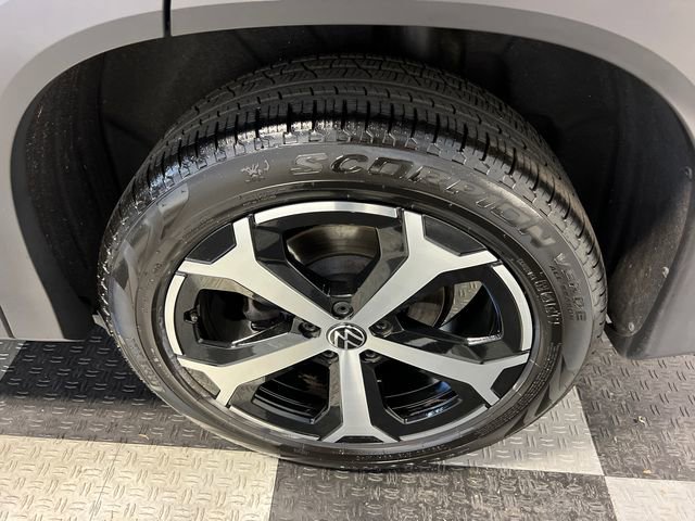 Certified 2025 Volkswagen Tiguan SE FWD image 16