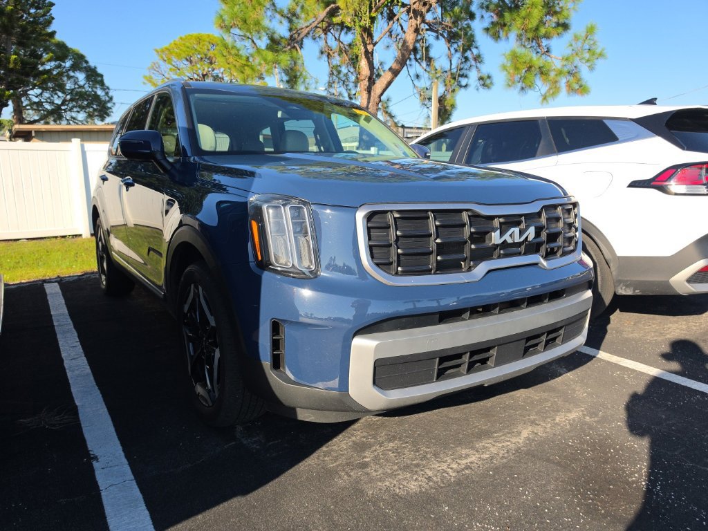 Certified 2024 Kia Telluride S FWD image 3