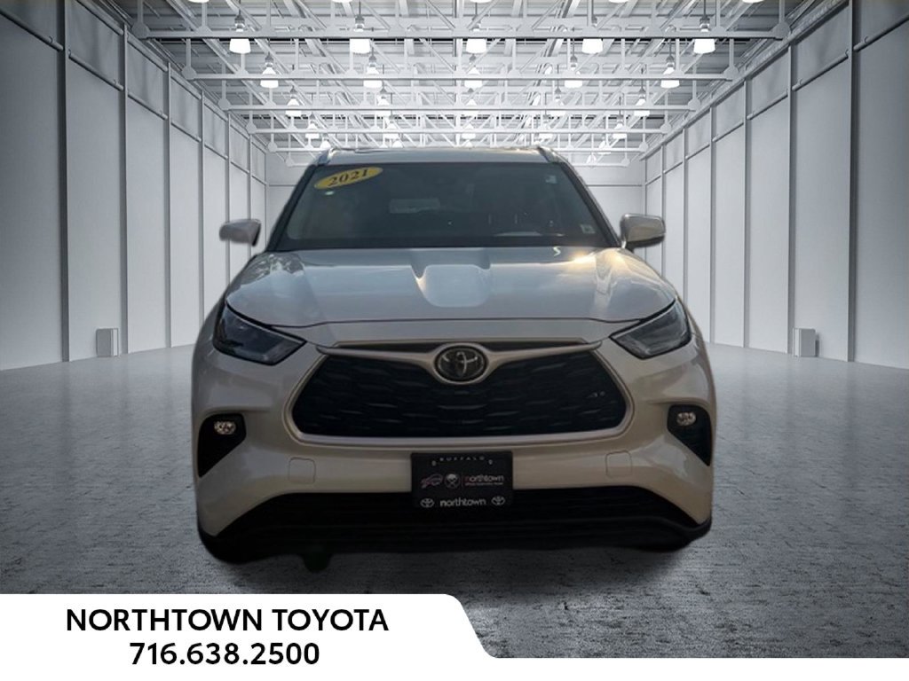 Used 2021 Toyota Highlander XLE FWD image 3