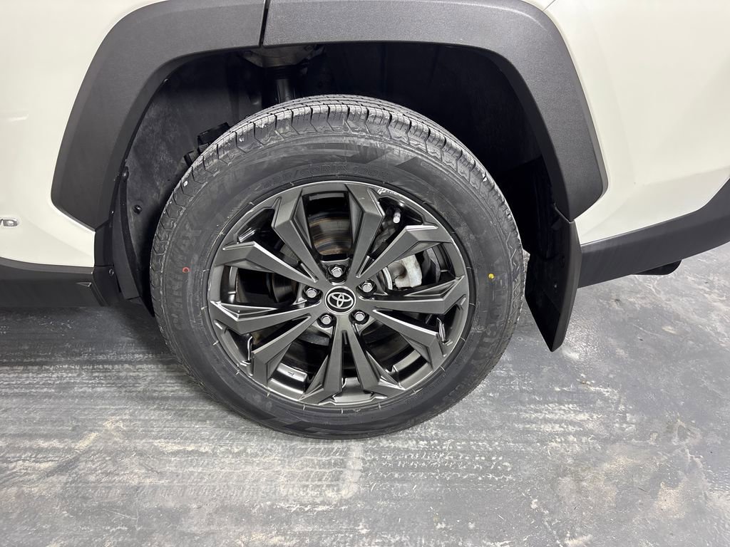 Certified 2022 Toyota RAV4 XLE Premium AWD/4WD image 34