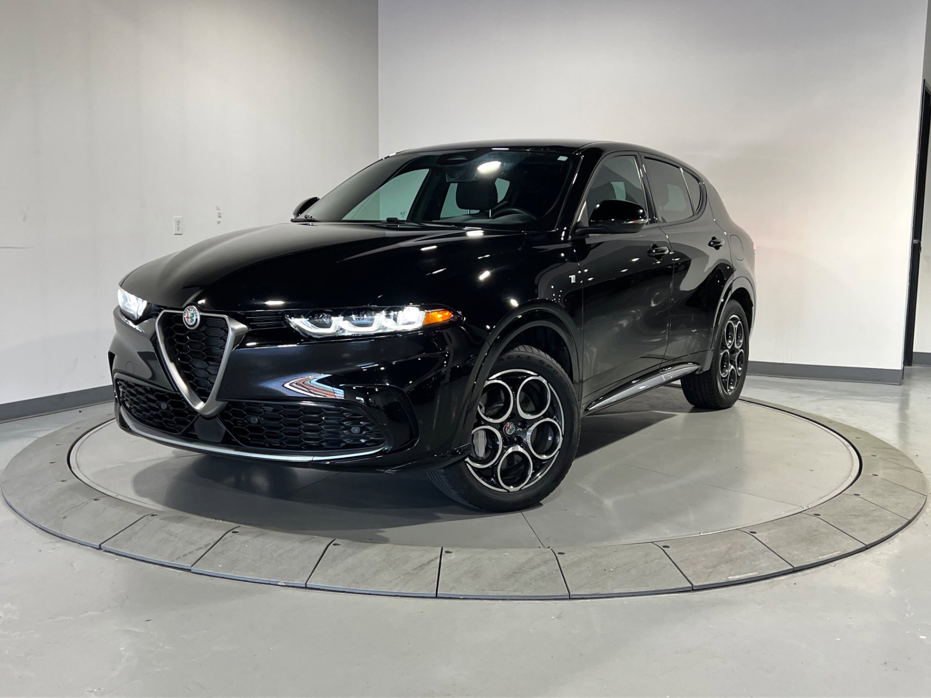 Used 2024 Alfa Romeo Tonale Ti image 2