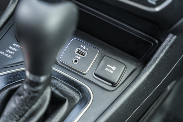Used 2019 Jeep Cherokee Latitude Plus AWD/4WD image 26