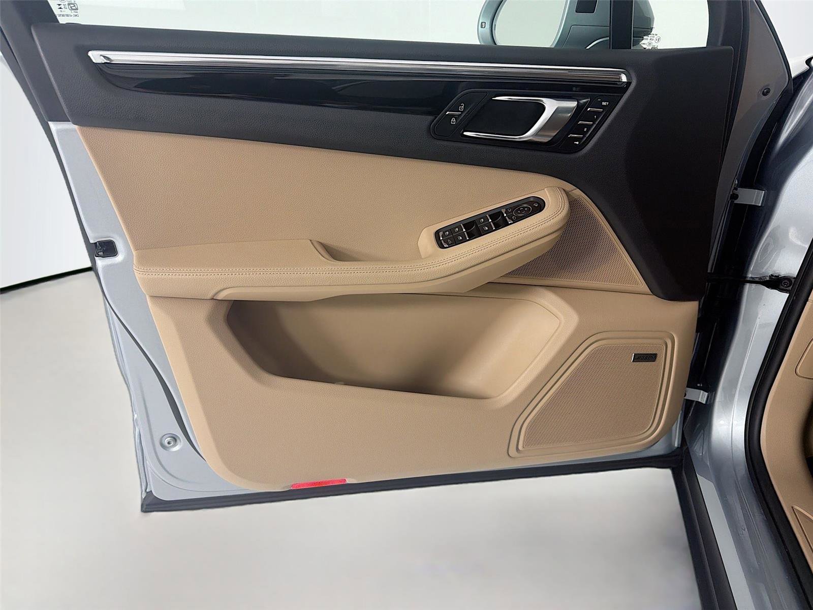 Certified 2025 Porsche Macan image 6