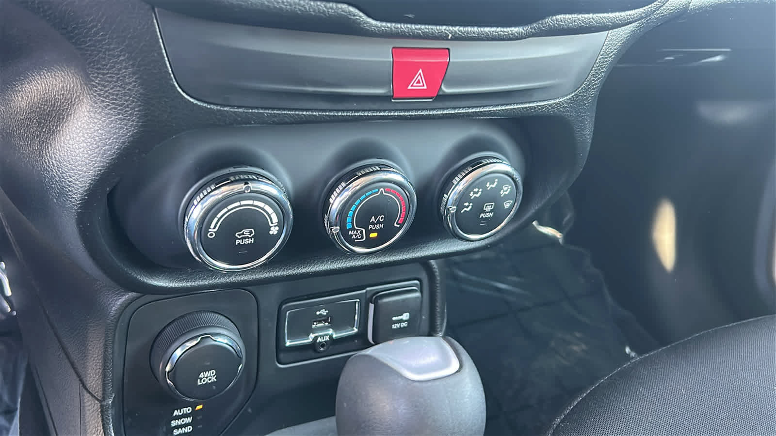 Used 2017 Jeep Renegade Latitude AWD/4WD image 14
