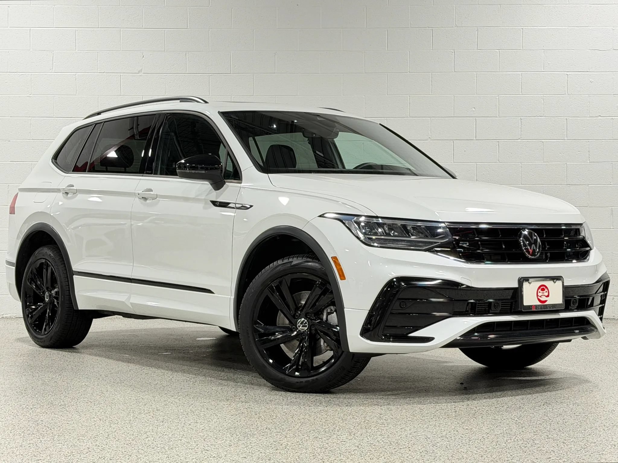 Used 2023 Volkswagen Tiguan SE R-Line AWD/4WD image 4