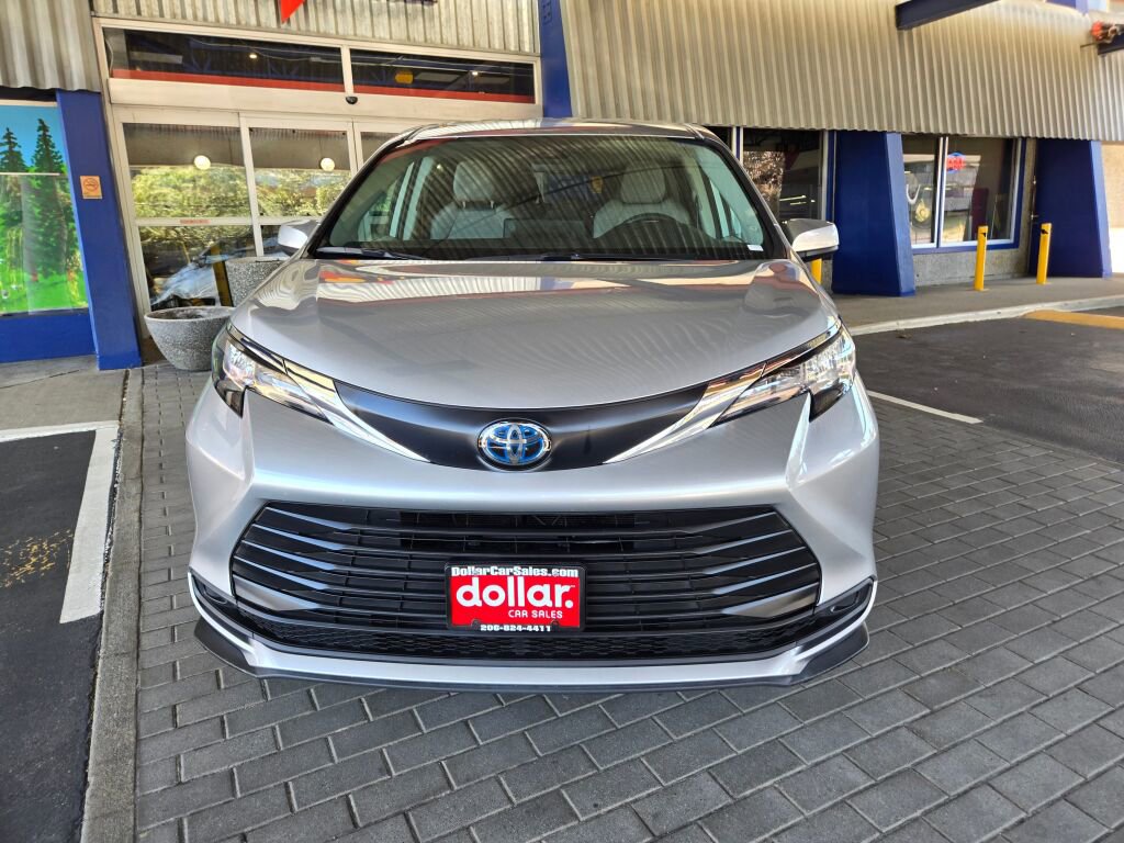 Used 2023 Toyota Sienna LE image 2