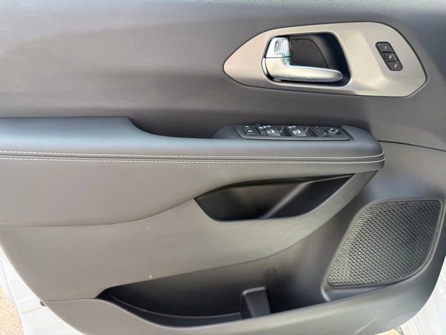 New 2026 Chrysler Pacifica Select image 11