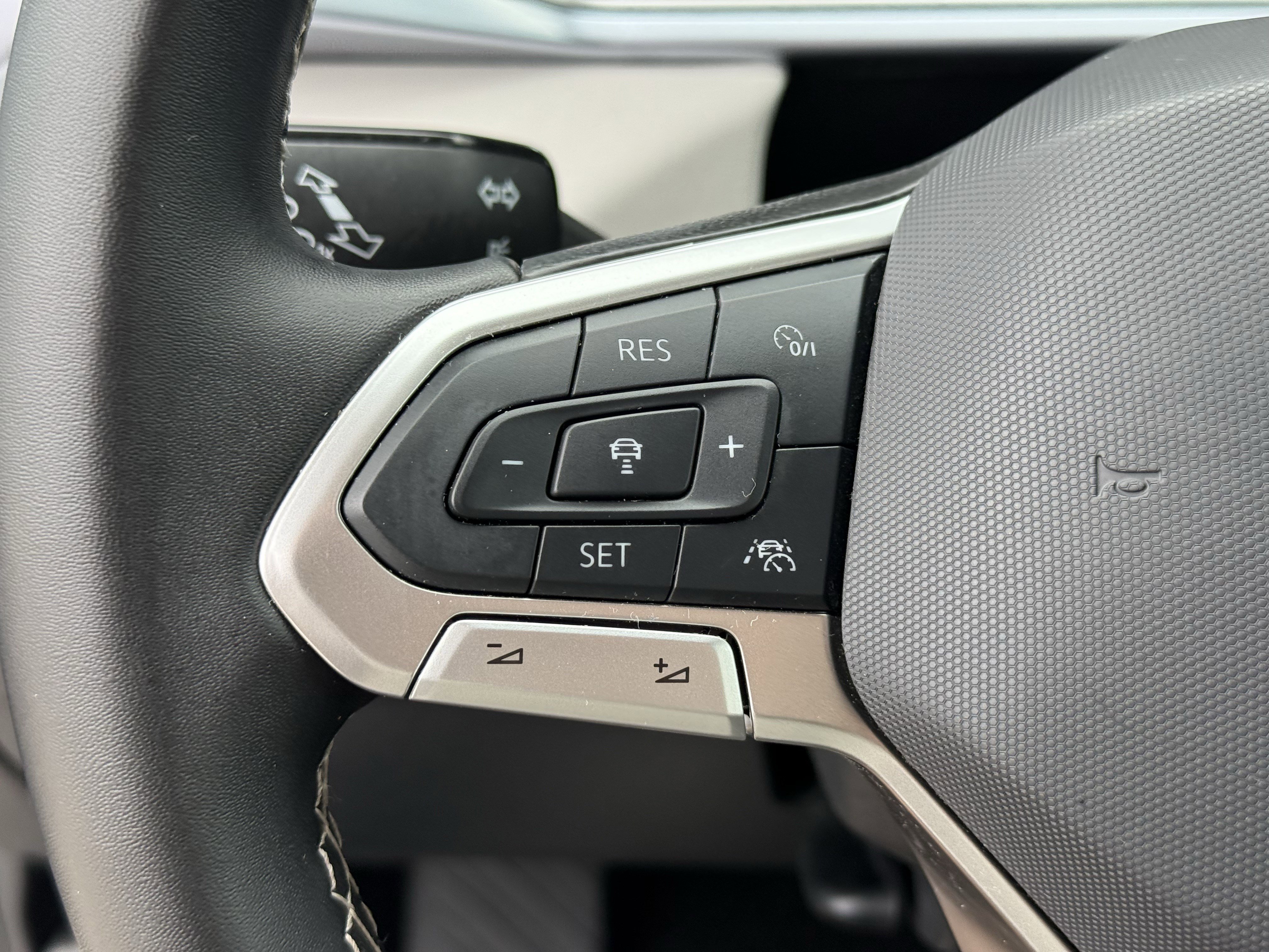 Used 2025 Volkswagen Taos SE image 15