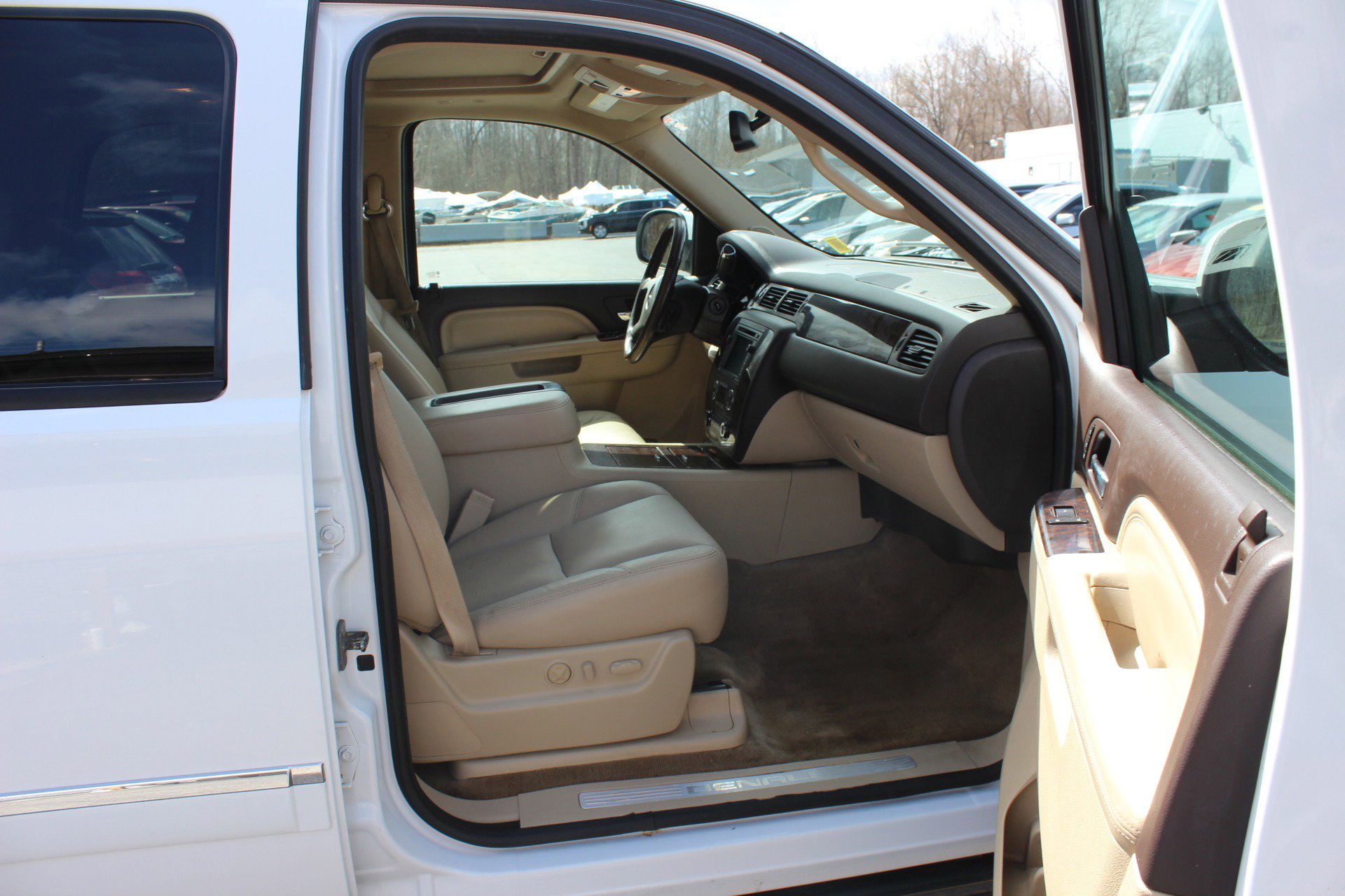 Used 2011 GMC Yukon Denali image 40