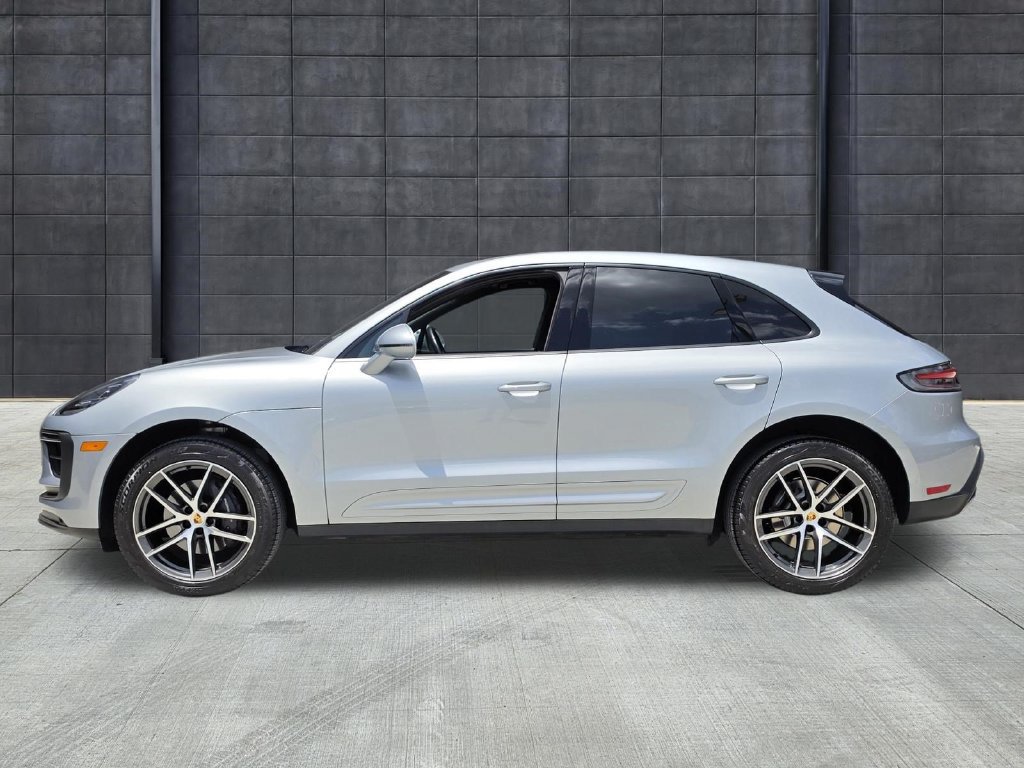 Certified 2023 Porsche Macan AWD/4WD image 2