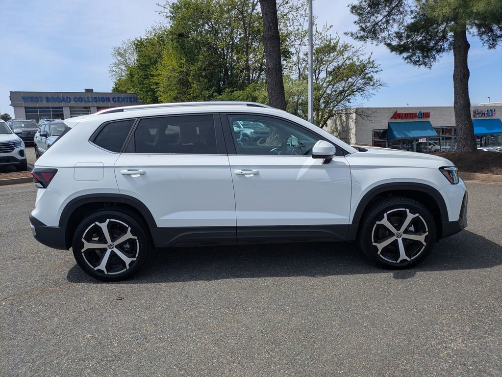 Certified 2025 Volkswagen Taos SEL image 3