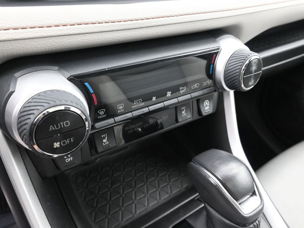 Used 2021 Toyota RAV4 XLE Premium image 28