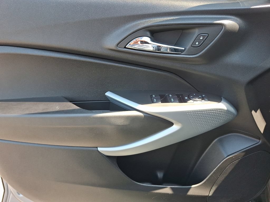 Used 2024 Chevrolet Trax LS w/ LS Convenience Package FWD image 15