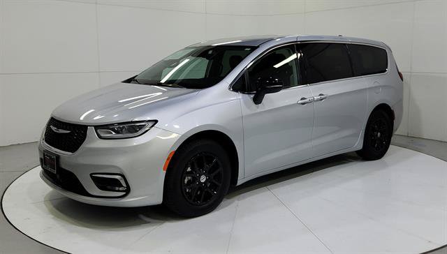Used 2024 Chrysler Pacifica Touring-L FWD image 39