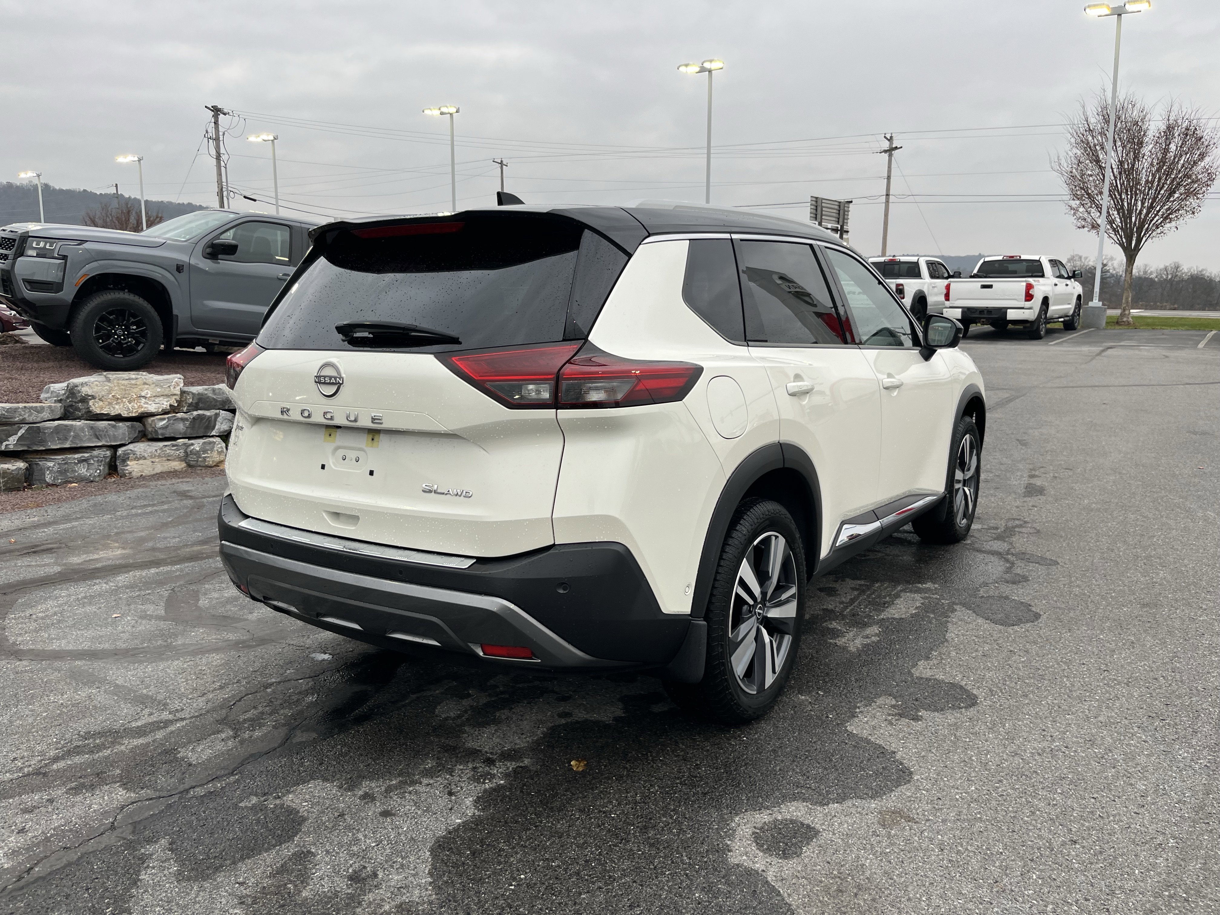 Used 2023 Nissan Rogue SL w/ SL Premium Package image 3