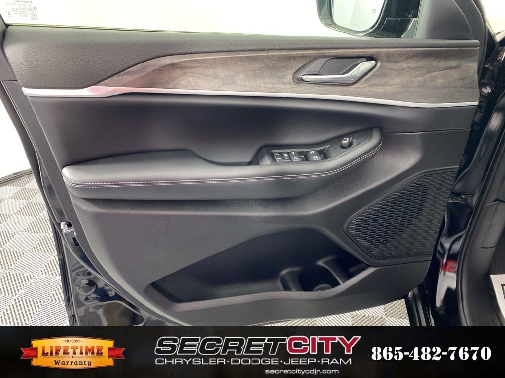 New 2026 Jeep Grand Cherokee Altitude image 12