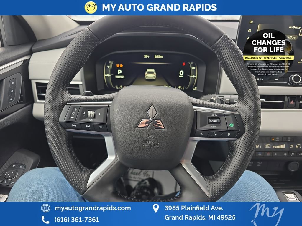 Used 2025 Mitsubishi Outlander SEL image 14
