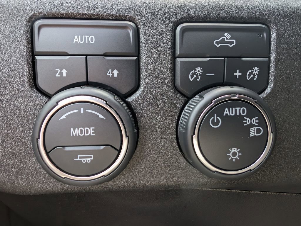 Used 2023 Chevrolet Silverado 1500 LT AWD/4WD image 19