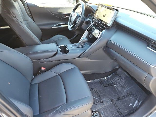 Used 2024 Toyota Venza XLE image 11
