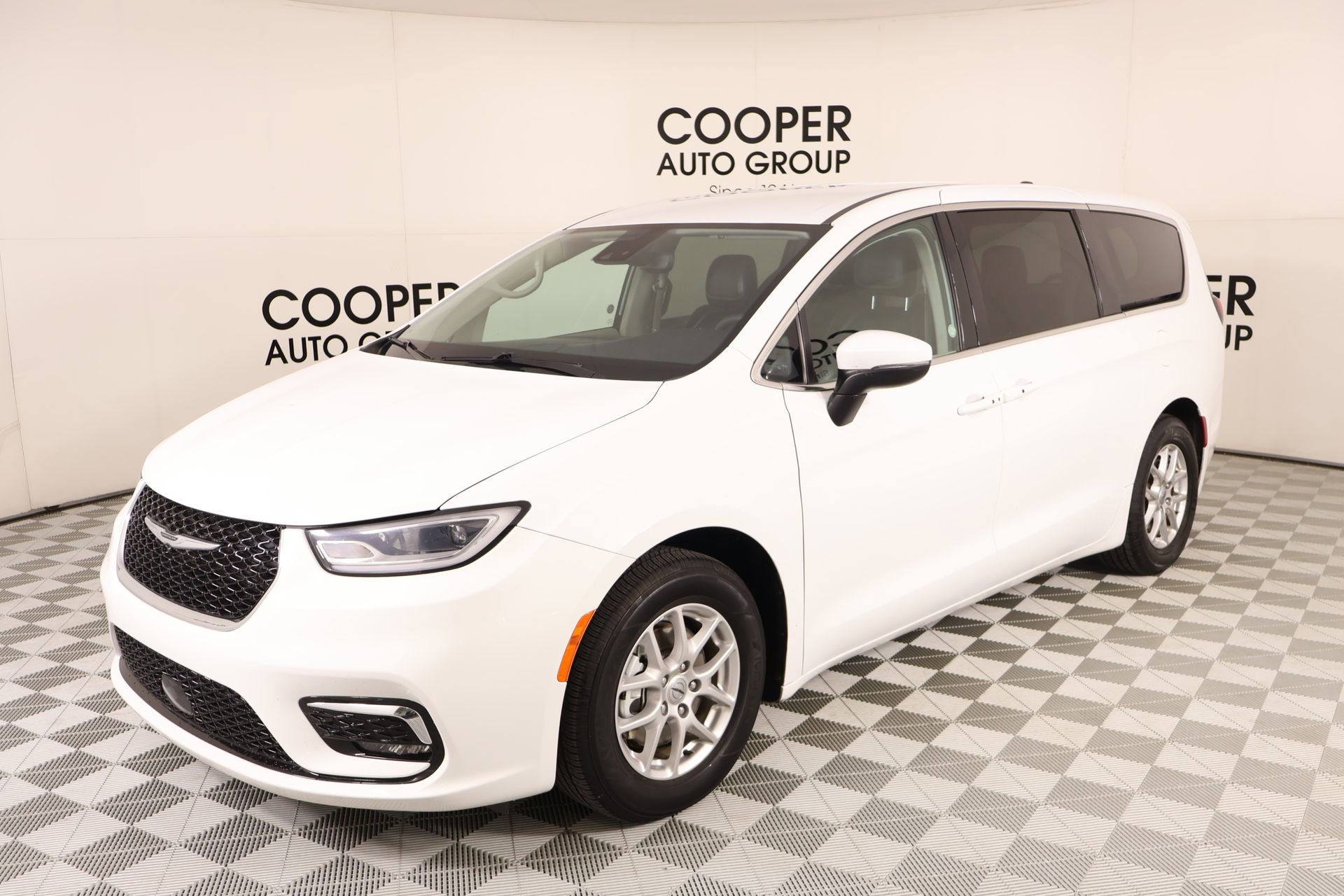 Used 2023 Chrysler Pacifica Touring-L FWD image 10
