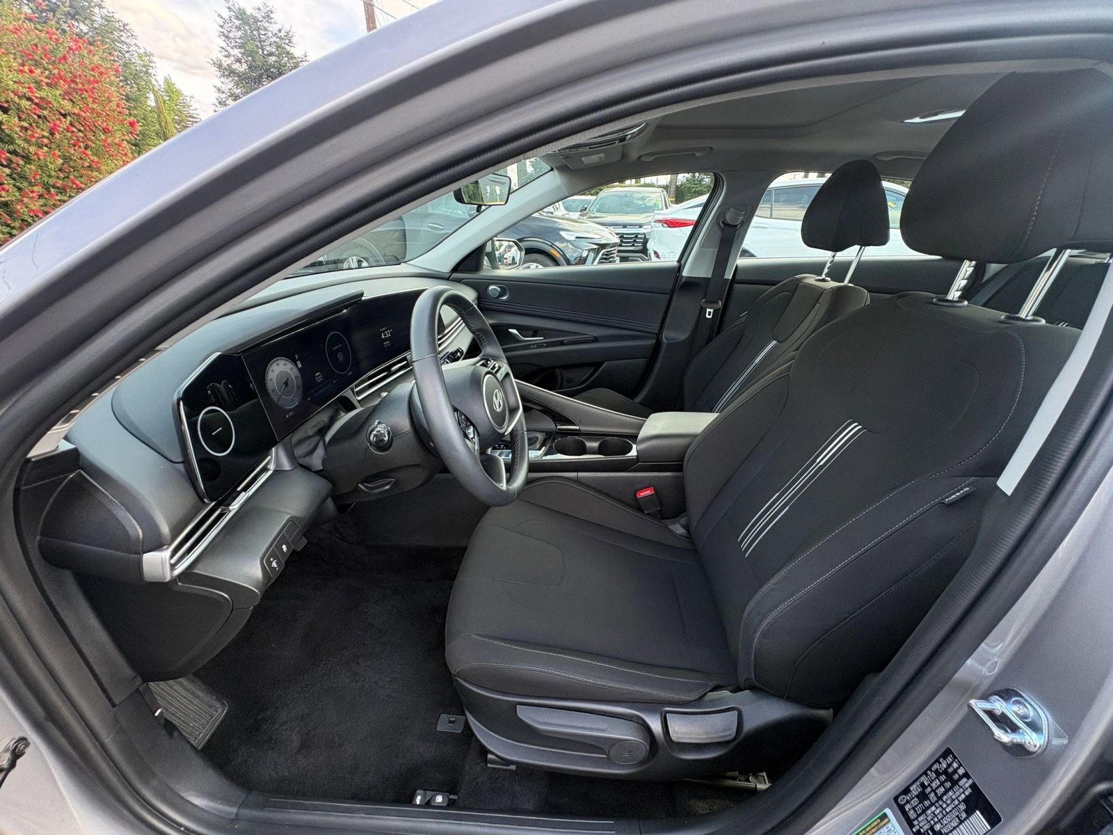 Used 2025 Hyundai Elantra SEL image 28