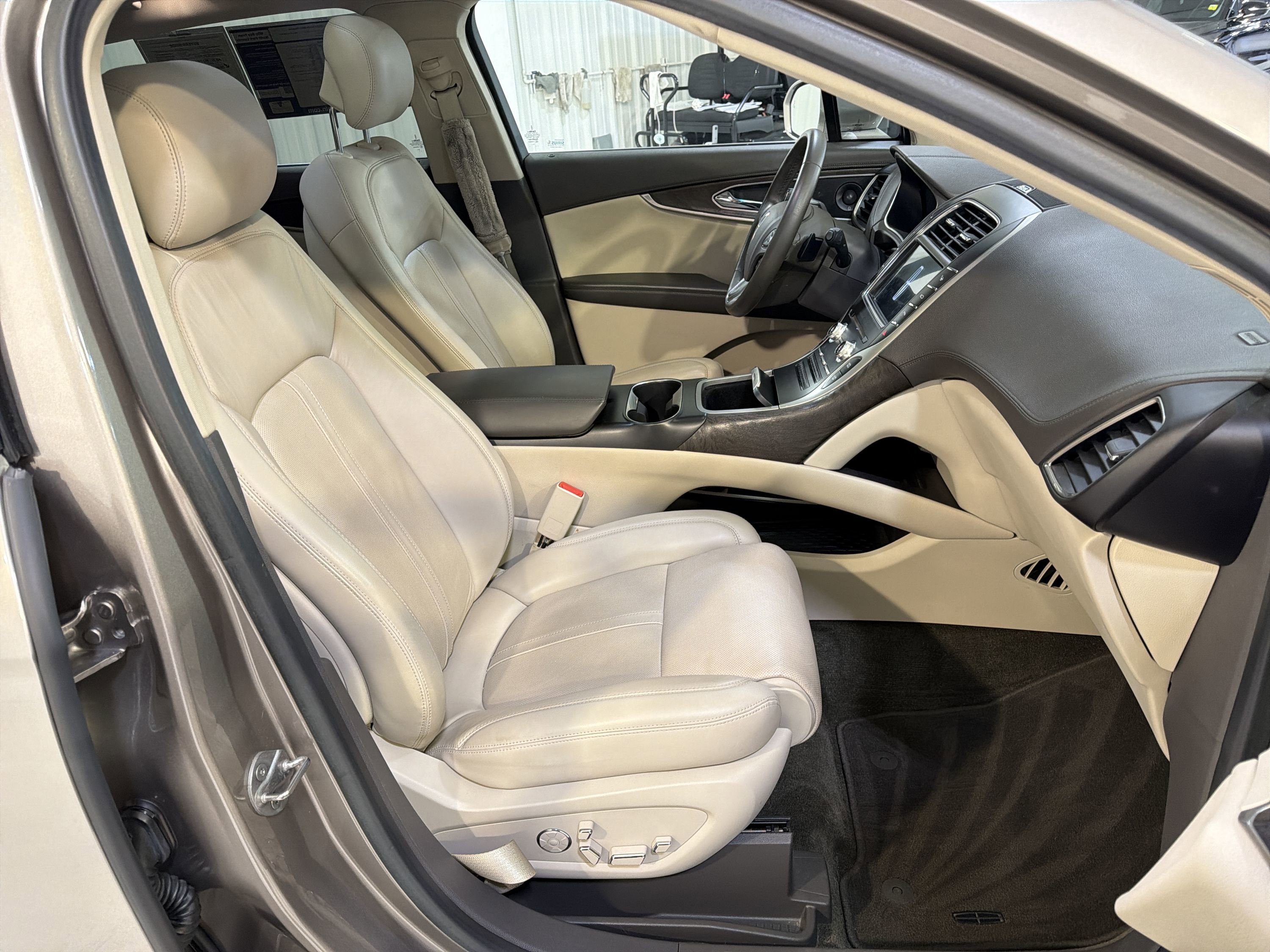 Used 2018 Lincoln MKX Reserve w/ Driver Assistance Package FWD image 29