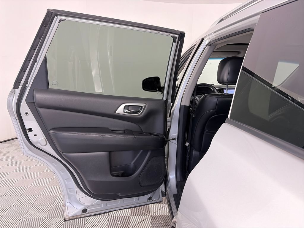 Used 2016 Nissan Pathfinder Platinum AWD/4WD image 12