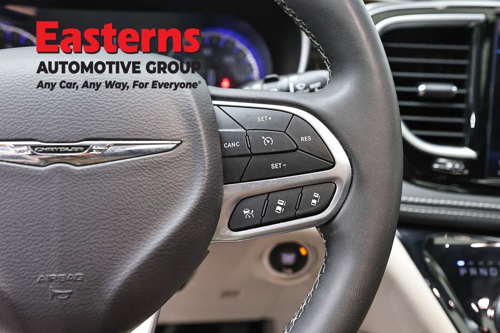 Used 2023 Chrysler Pacifica Limited FWD image 16