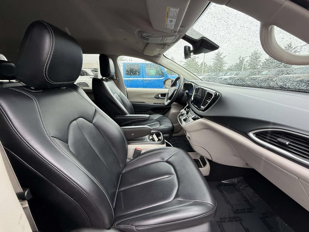 Used 2023 Chrysler Pacifica Touring-L FWD image 14