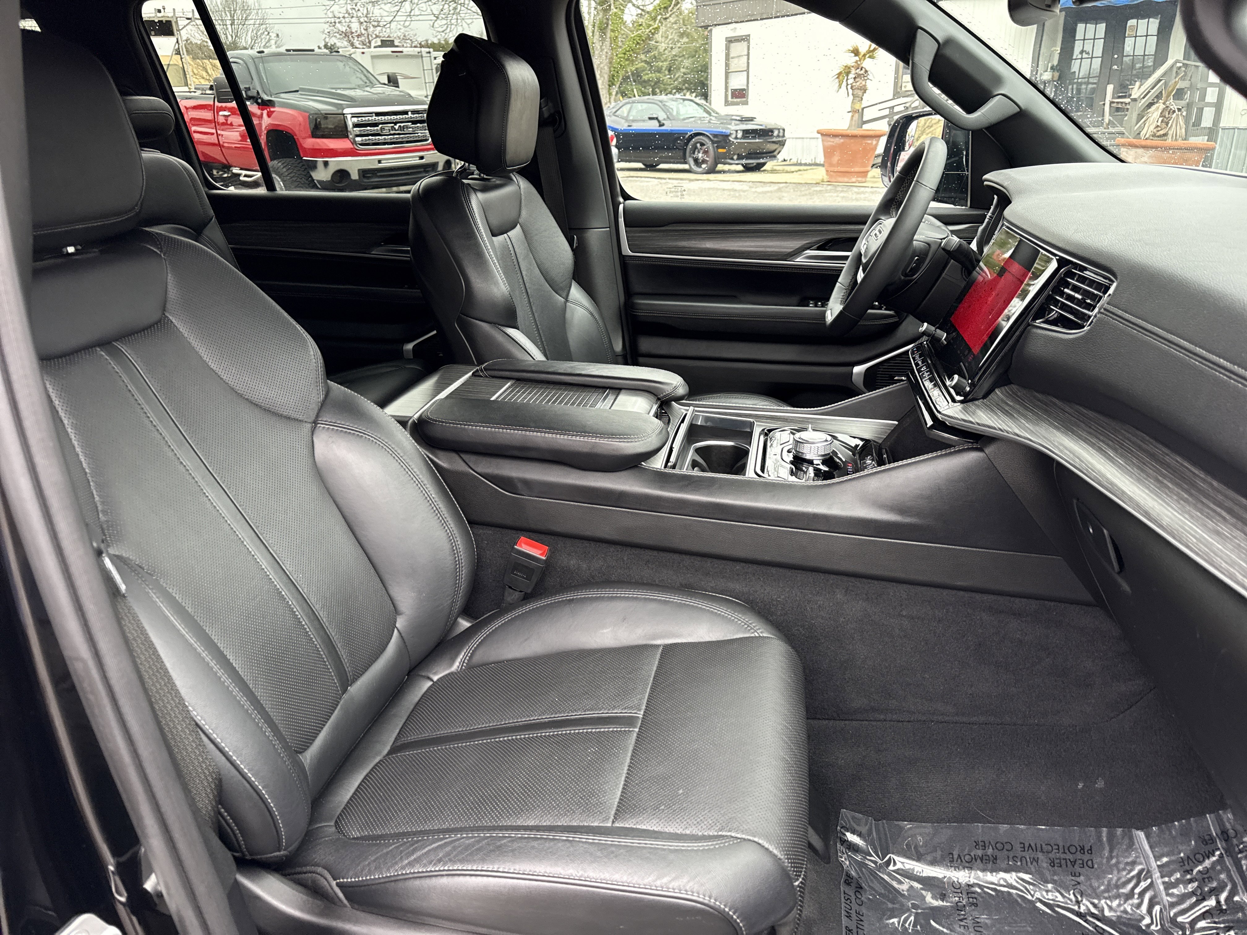 Used 2023 Jeep Wagoneer L Series III w/ Preferred Equipment Group image 30