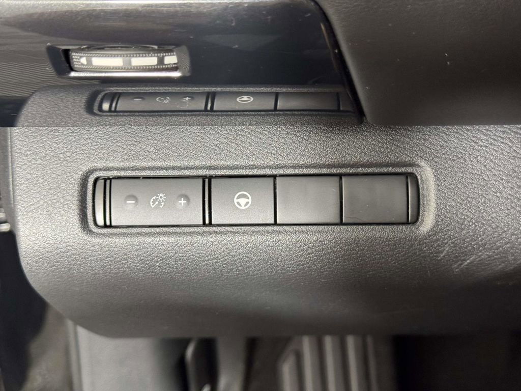 Used 2022 Nissan Pathfinder SV AWD/4WD image 19
