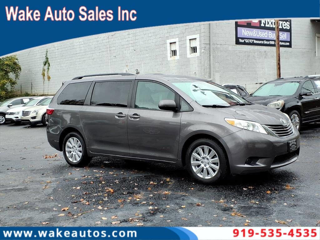 Used 2017 Toyota Sienna LE image 1