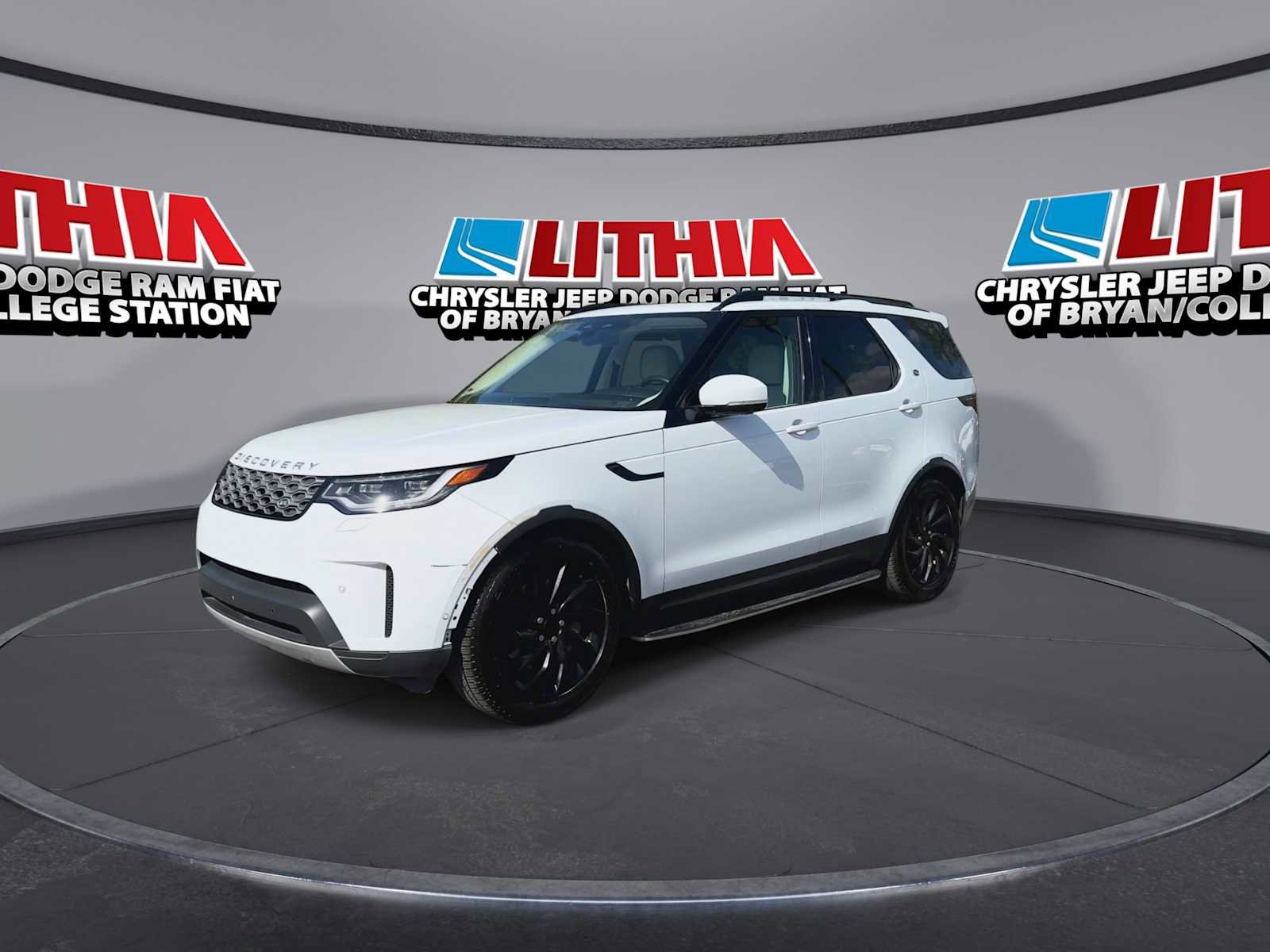 Used 2023 Land Rover Discovery S image 4