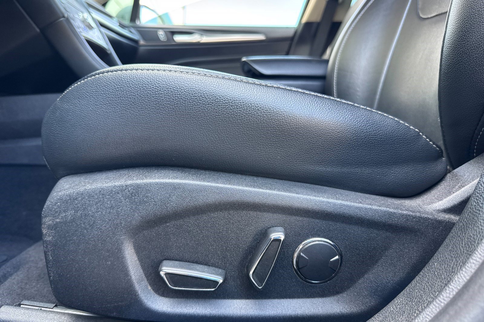 Used 2019 Ford Fusion Energi Titanium FWD image 15