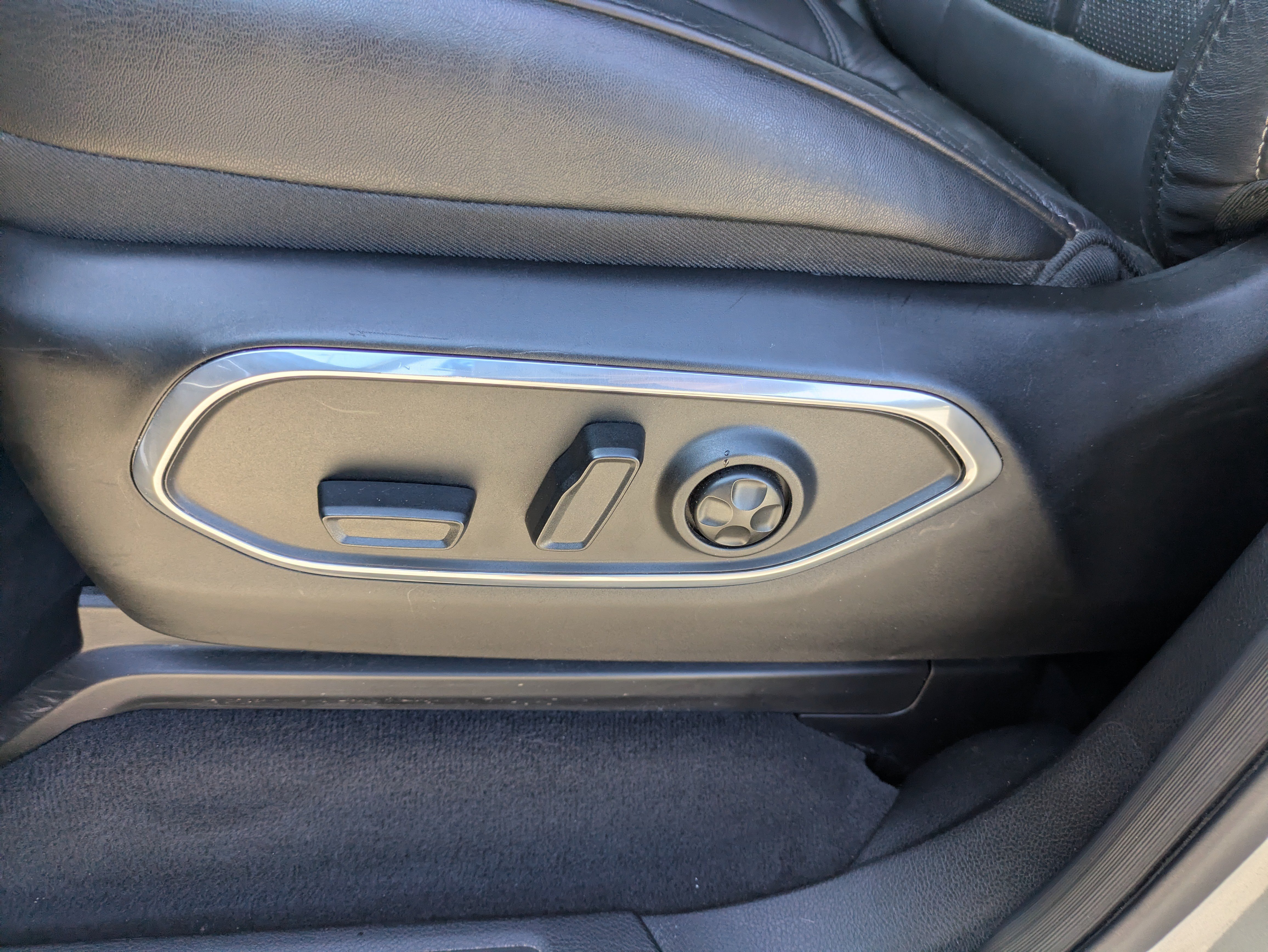 Used 2024 Jeep Wagoneer L Series II w/ Flexible Seating Group RWD image 5