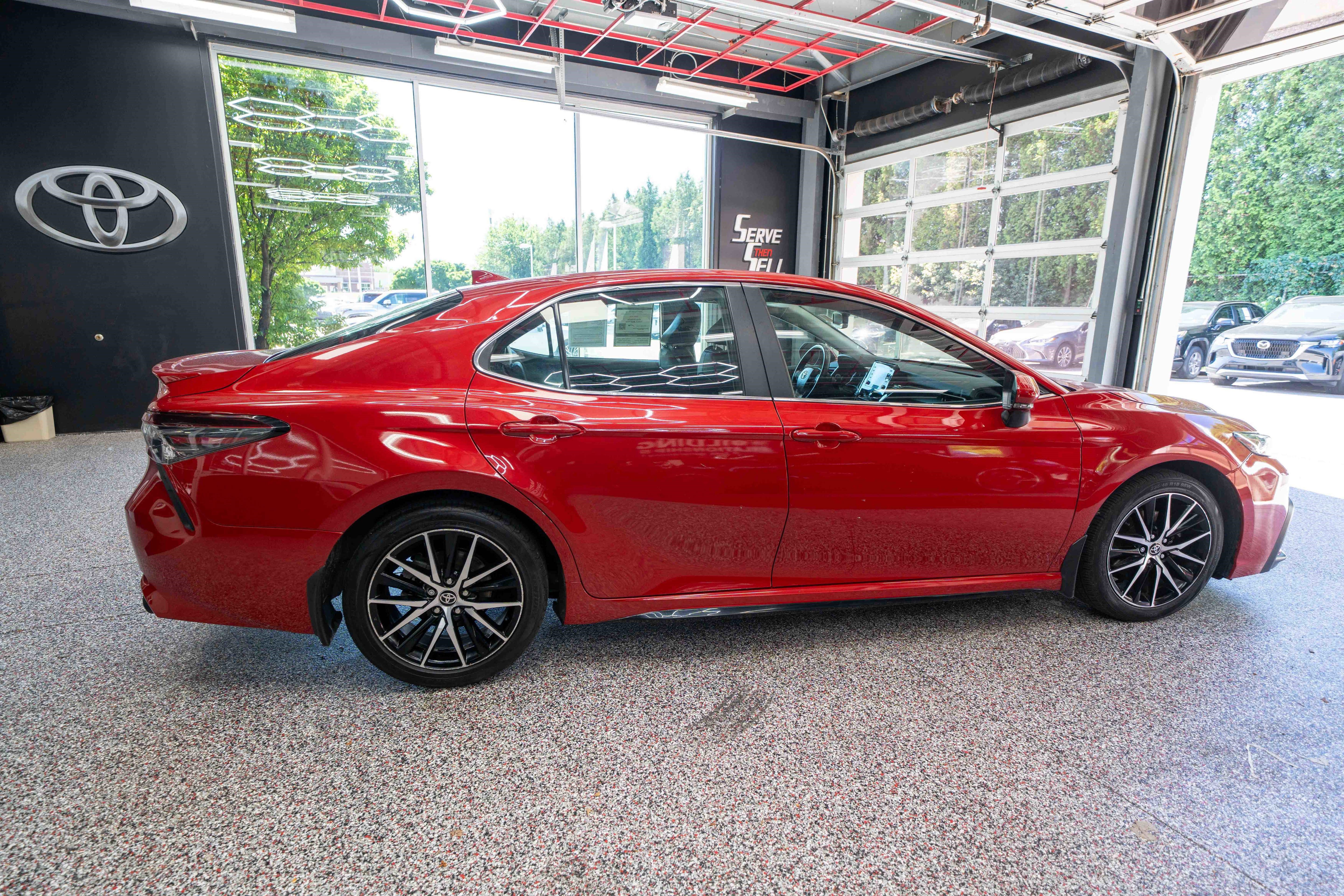 Used 2024 Toyota Camry SE w/ Convenience Package FWD image 4