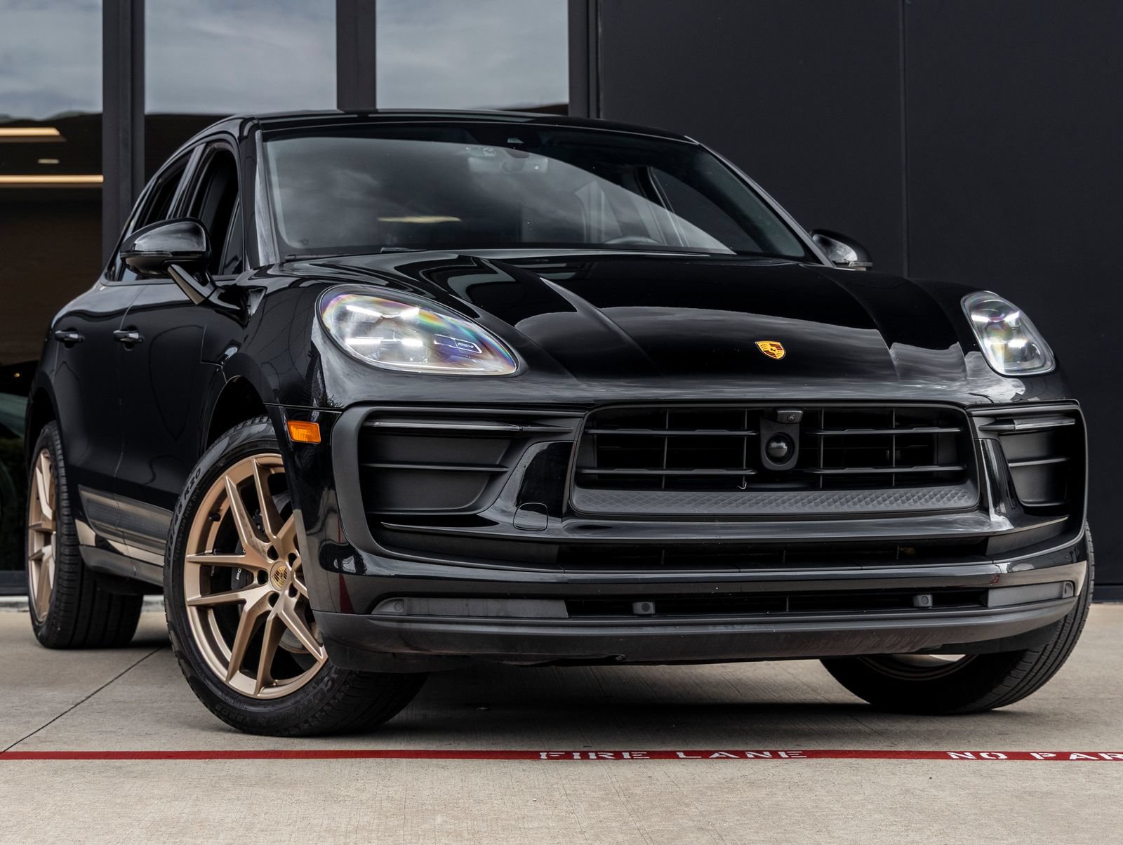 Certified 2023 Porsche Macan AWD/4WD image 6