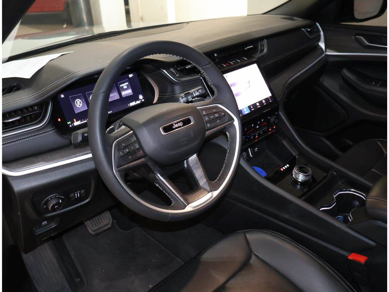Used 2025 Jeep Grand Cherokee Limited w/ Luxury Tech Group II RWD image 11