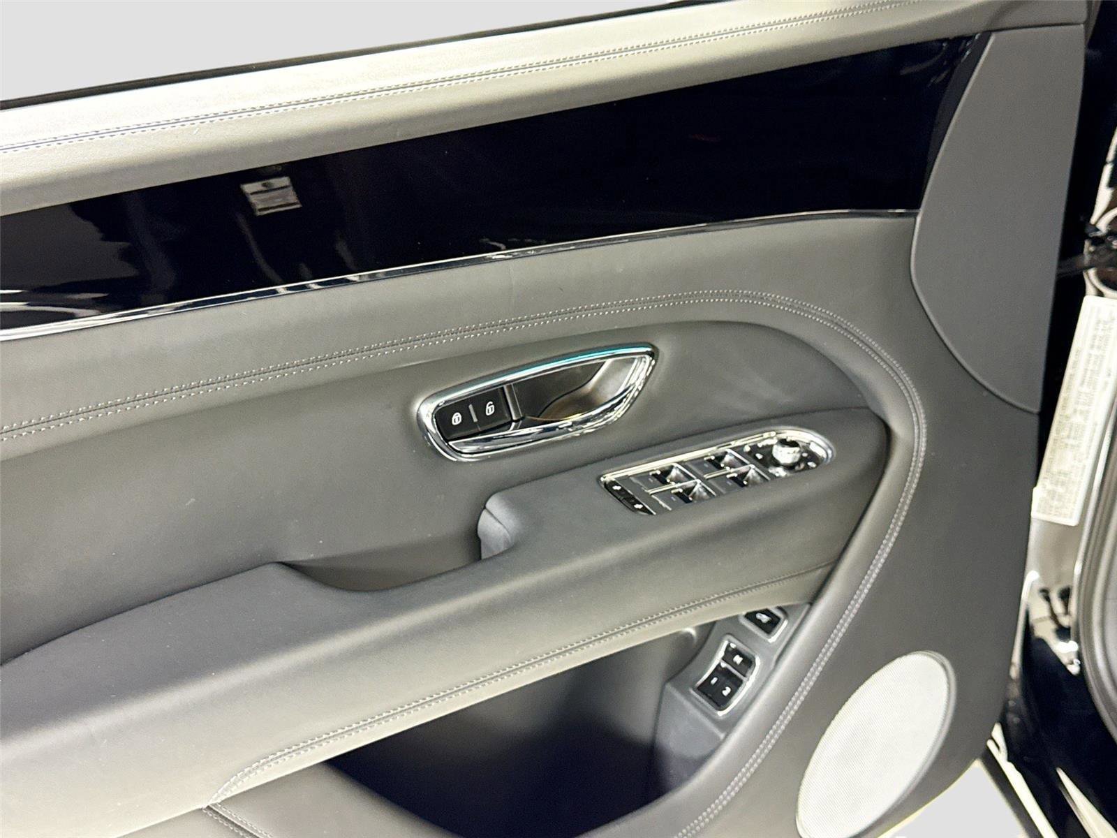 Used 2024 Bentley Bentayga AWD/4WD image 13