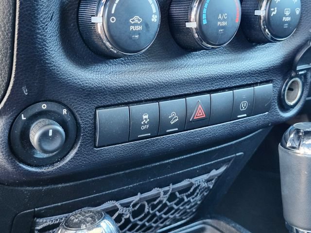 Used 2014 Jeep Wrangler Unlimited Sahara w/ Connectivity Group AWD/4WD image 21
