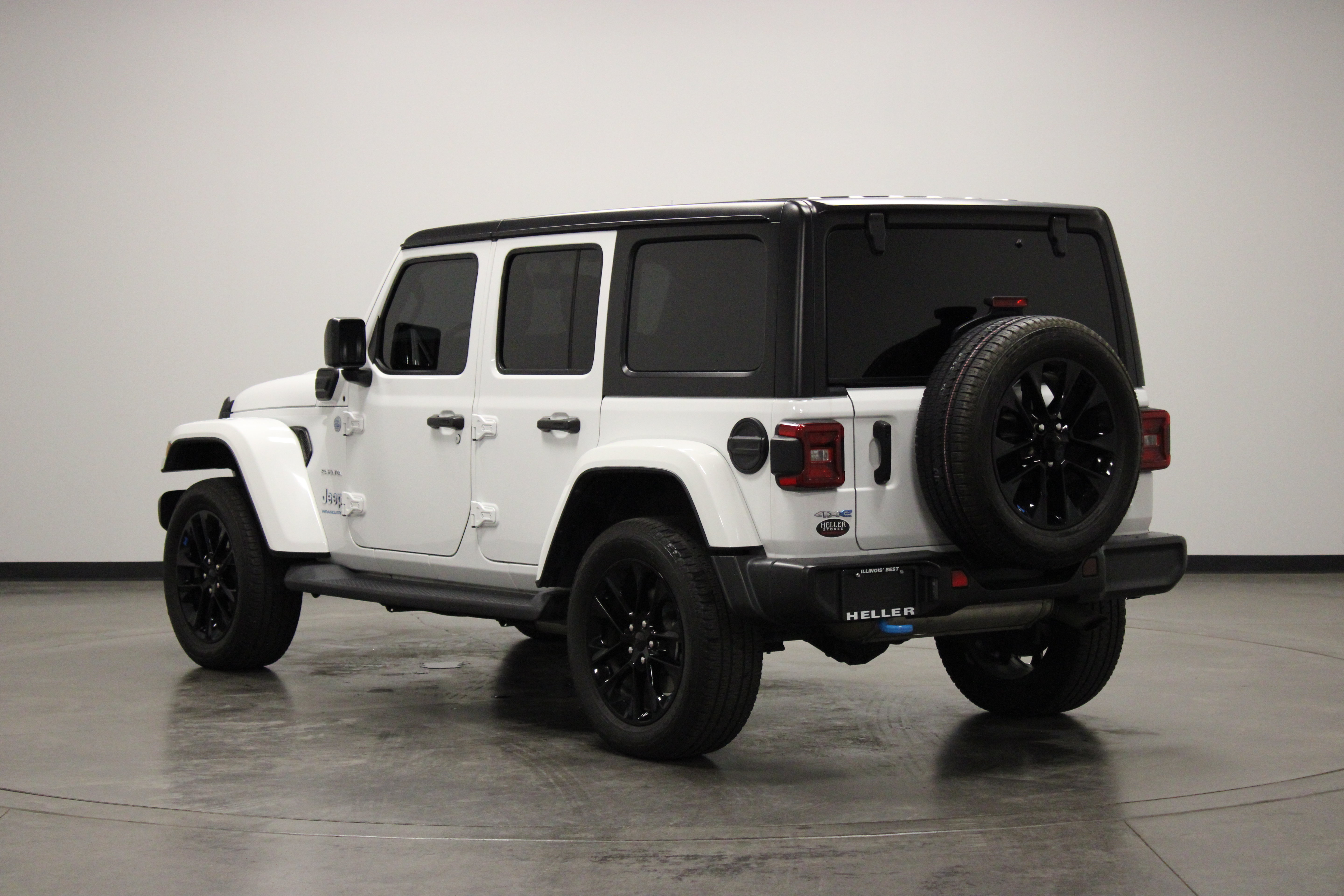 Used 2023 Jeep Wrangler Unlimited Sahara w/ Cold Weather Group AWD/4WD image 6