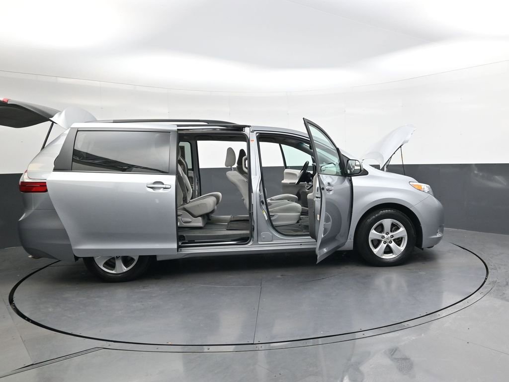Used 2015 Toyota Sienna LE image 43