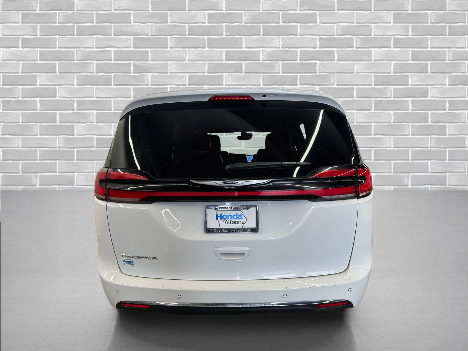 Used 2023 Chrysler Pacifica Touring-L image 4